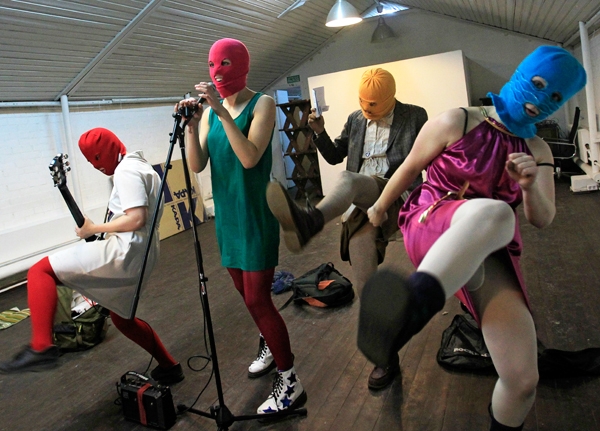 Пусси Райот хамтлаг Путины эсрэг шинэ дуу гаргалаа